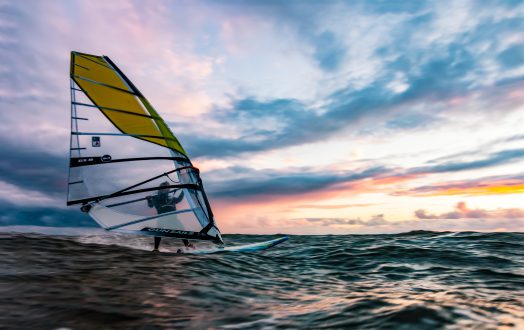 Denk aan deze 7 factoren wanneer je met windsurflessen begint Windsurfen